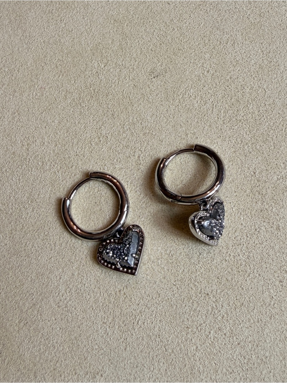 Kendra Scott Ari Heart Silver Huggie Earrings in Platinum Drusy - Picture 7 of 7